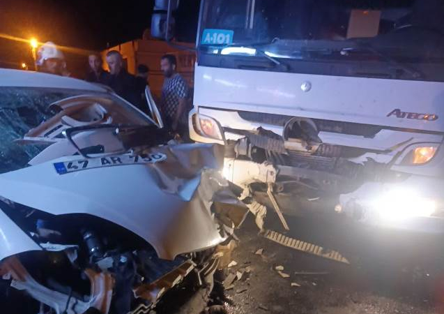 Mardin’de kamyon ve otomobil kafa kafaya çarpıştı: 1 yaralı