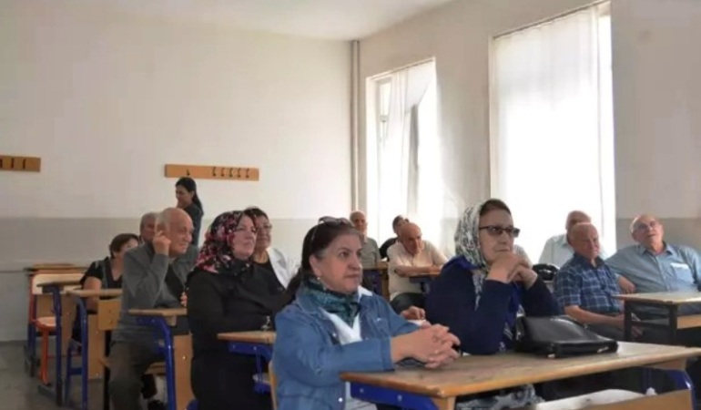 Mezun oldukları okulda 60 yıl sonra bir araya geldiler