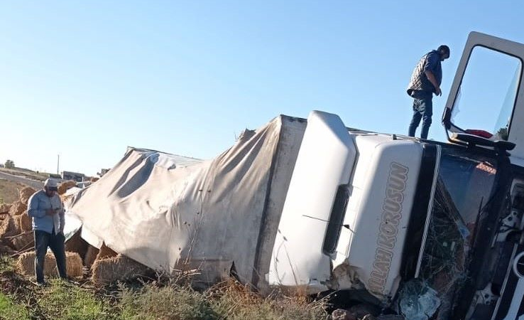 Mardin’de saman balyası tır devrildi: 1 yaralı