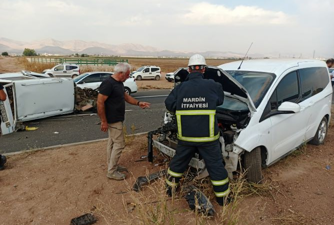 Mardin’de hafif ticari araçlar kafa kafaya çarpıştı; 1 yaralı