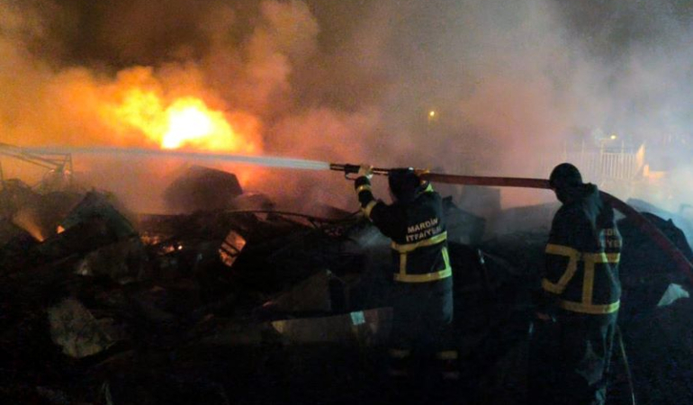 Madde bağımlılarının ateşe verdiği geri dönüşüm tesisindeki yangın söndürüldü