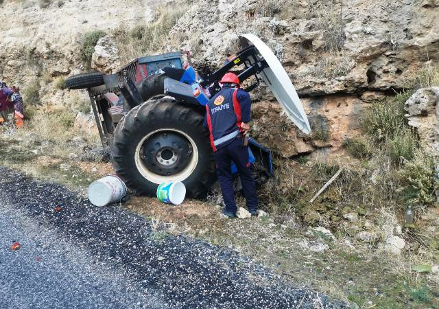 Mardin’de traktör devrilerek kayalara çarptı: 1 yaralı