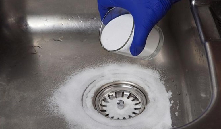 Lavabo açıcısı yüzüne patlayan kadının hayatı karardı