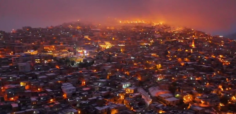 Beyaza bürünün Mardin, gece havadan görüntülendi 