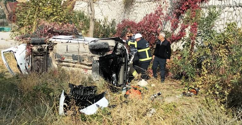 Mardin’de 5 metre yükseklikten düşen araçtaki 2 kişi yaralandı