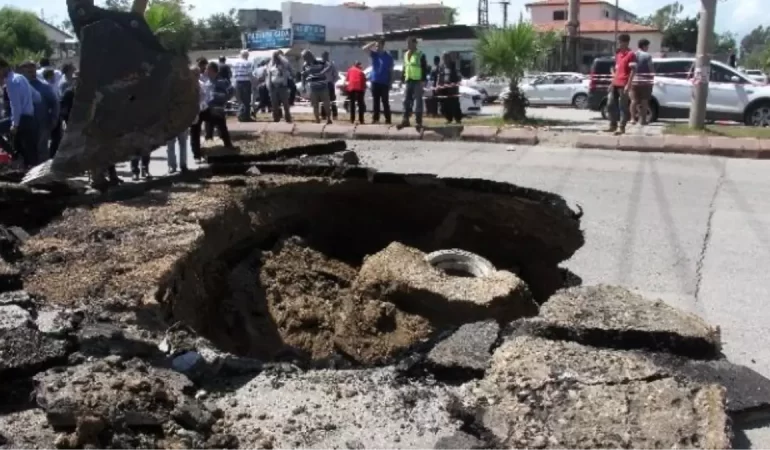 Sağanak Yağmur Nedeniyle Cadde Ortasında Dev Çukur Oluştu
