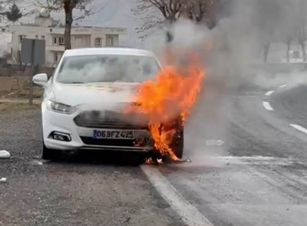 Mardin’de, seyir halindeki otomobil yandı