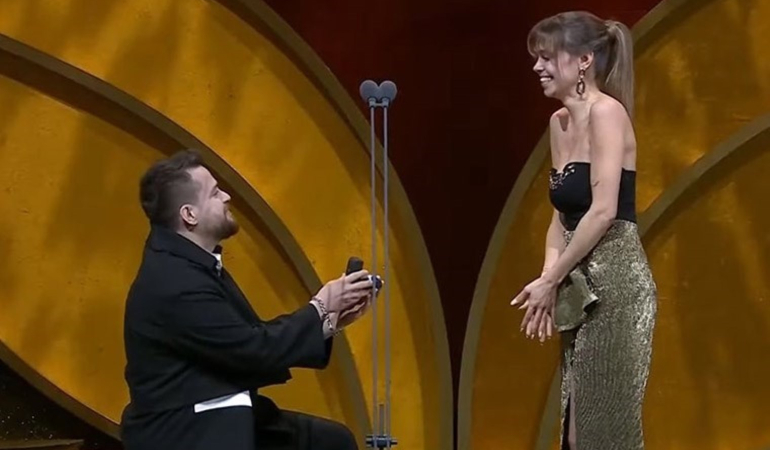 Pantene Altın Kelebek’te bir ilk! Alper Rende ödül alırken sevgilisi Betül Çakmak’a evlilik teklifi etti