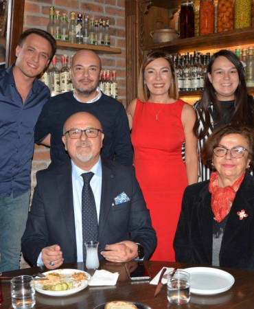 tanyer-yapi-ailesi-yilbasi-yemeginde-2023u-kutladi-3FanVexf.jpg