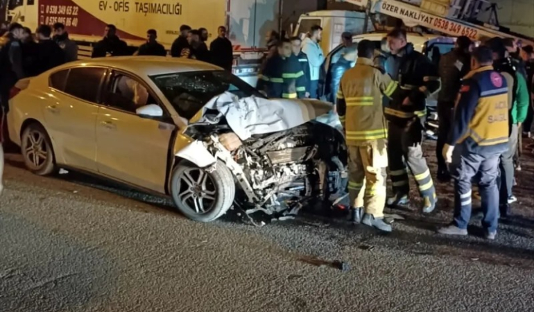 Mardin’de otomobil ile hafif ticari araç çarpıştı: 3 yaralı