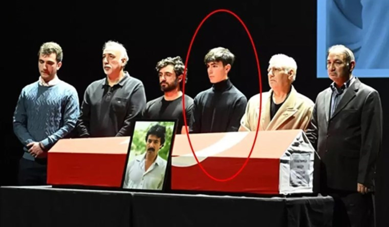 Ferdi Tayfur’un gözlerden uzak büyüttüğü oğlu Taha Tayfur cenaze töreninde ortaya çıktı