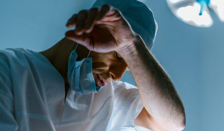 Hekimler 2025’te Bir Maaşını Devlete Geri Verecek