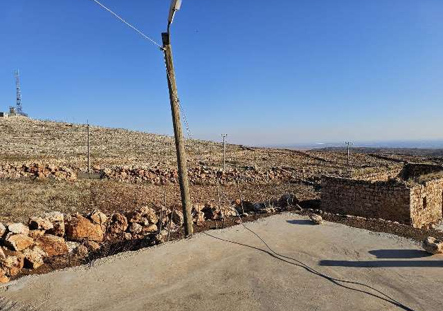 Mardin’de evlerin üzerinden geçirilen elektrik kabloları tehlike saçıyor