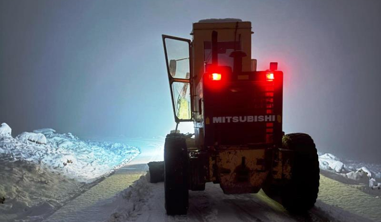 Mardin’de kar yağışının ardından yol temizleme çalışmalarına devam ediyor