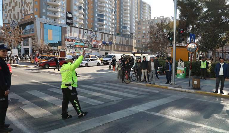 Mardin’de, yaya geçitlerinde polis ve zabıta ekipleri görevlendirildi