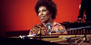 muzik-dunyasina-unutulmaz-eserler-kazandirmisti-roberta-flack-88-yasinda-hayatini-kaybetti-8FbtS7Eq.jpg
