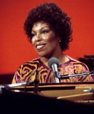 muzik-dunyasina-unutulmaz-eserler-kazandirmisti-roberta-flack-88-yasinda-hayatini-kaybetti-8FbtS7Eq.jpg