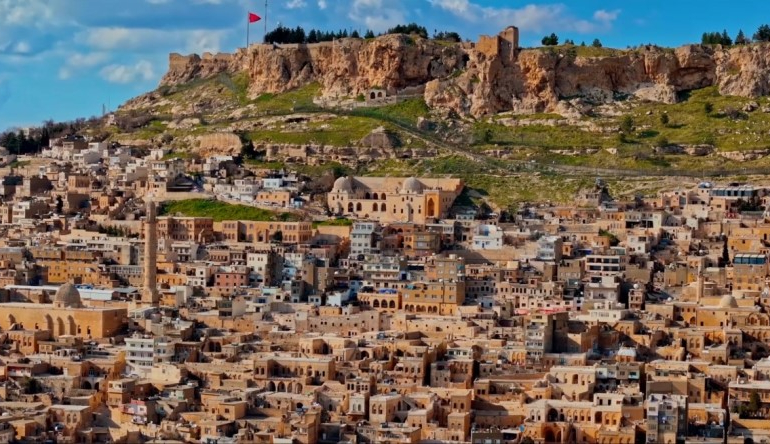 Mardin’de üç dilde seslendirilen ’Ramazan Geldi’ ilahisi büyük beğeni topladı