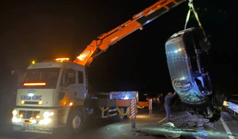 Mardin’de tırdan fırlayan demire çarpan otomobil takla attı: 3 yaralı