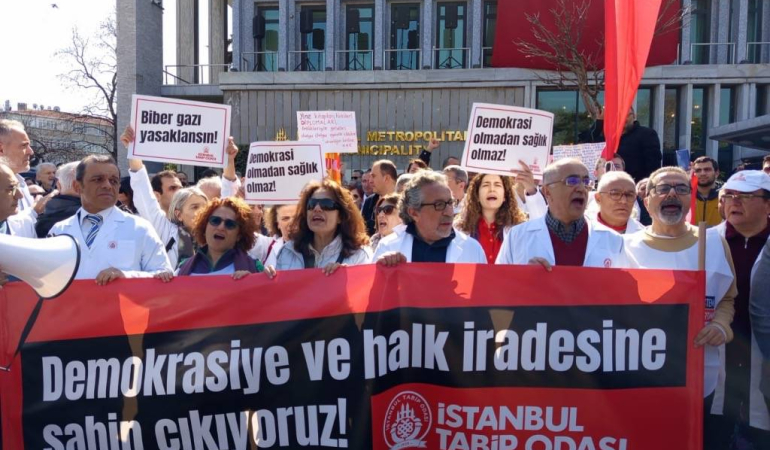 Hekimler ve Sağlık Emekçileri Beyaz Önlükleriyle Saraçhane’ye Yürüdü