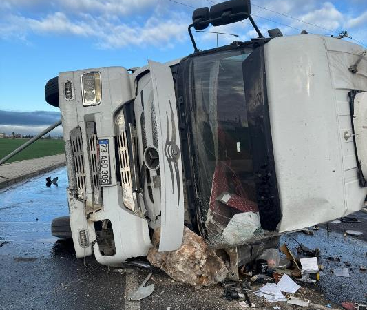 Kızıltepe’de motorin yüklü tır devrildi