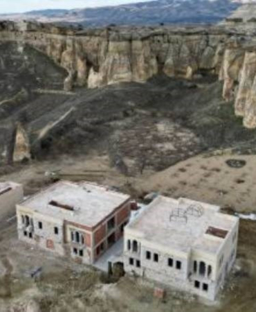 kutlesel-mirasimiz-olan-bolgede-peribacalarinin-ortasina-betonarme-binalar-yapiliyor-kapadokya-yok-ediliyor-48zuJbbZ.jpg