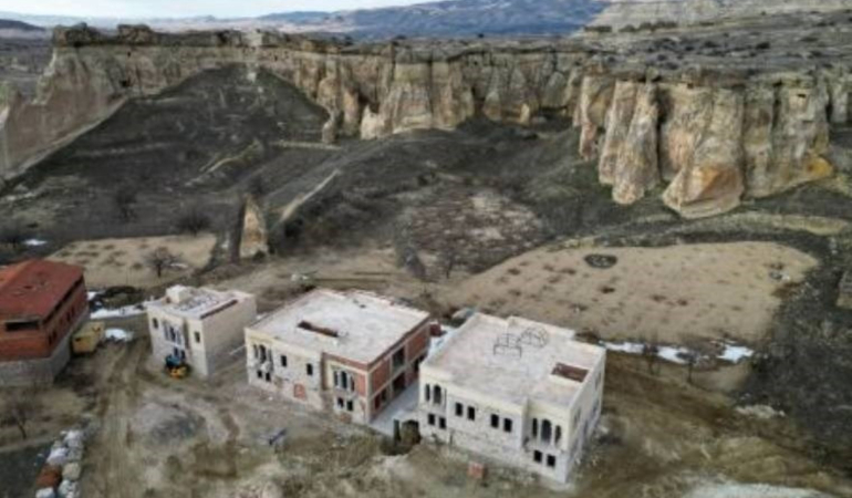 Kütlesel mirasımız olan bölgede, peribacalarının ortasına betonarme binalar yapılıyor: ‘Kapadokya yok ediliyor’