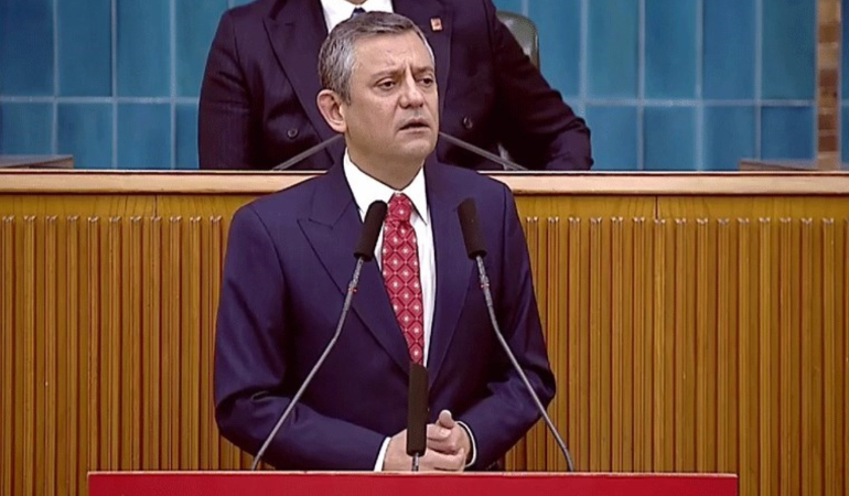 Son Dakika… Özgür Özel kürsüden Erdoğan’a seslendi: ‘Topunun cezasını Gazi’nin partisi kendisi kesecektir!’