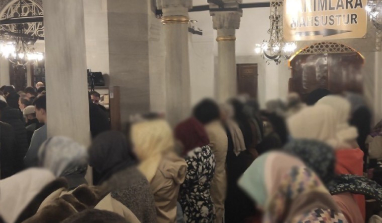 Üsküdar’da kadın ve erkeğin yan yana teravih kıldığı görüntülerle ilgili inceleme