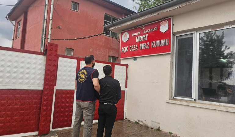 Mardin’de firari hükümlü düğünde bağlama çalarken yakalandı