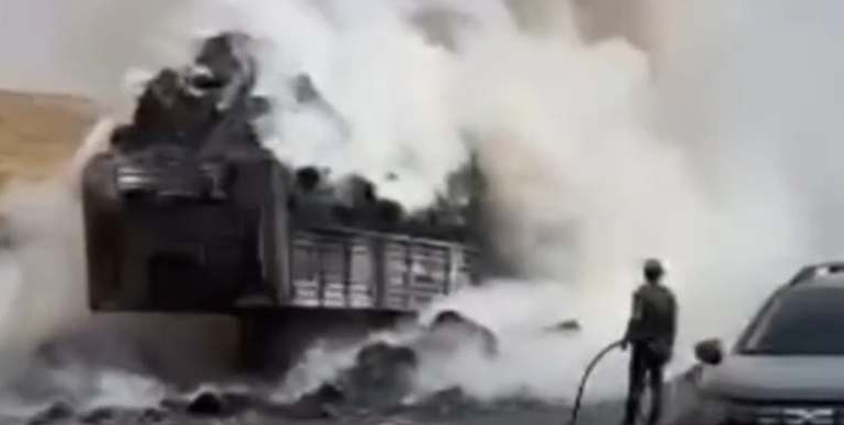 Mardin’de saman yüklü tır alev alev yandı