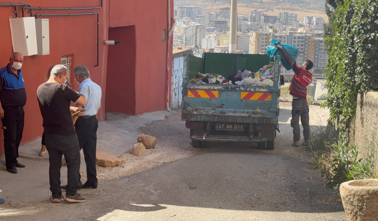 Mardin’de evden 2 kamyonet çöp çıkarıldı