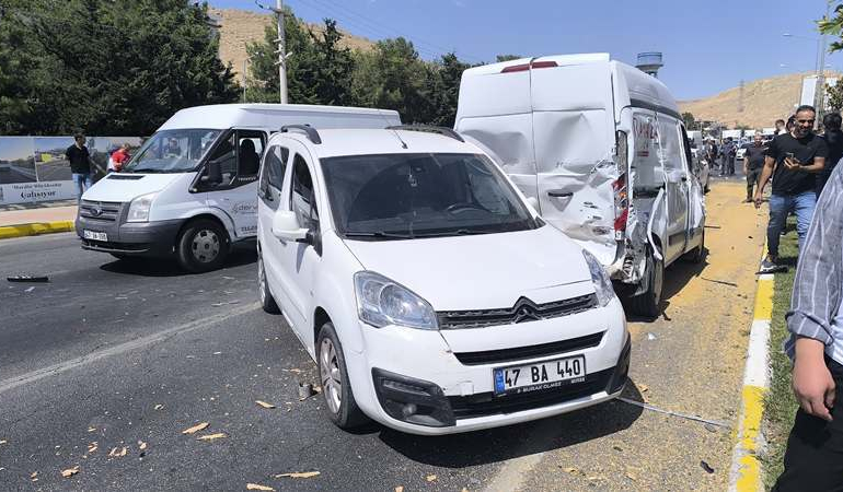 Mardin’de Freni Boşalan Tır Kırmızı Işıkta Bekleyen Araçlara Çarptı: 7 Yaralı