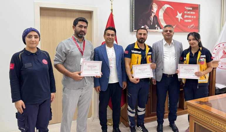 Mardin’de yangına müdahale ederek takdir toplayan sağlıkçılar ödüllendirildi