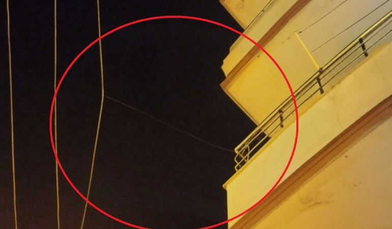 Mardin’de balkondan havai hatta kanca, mahalleyi elektriksiz bıraktı!