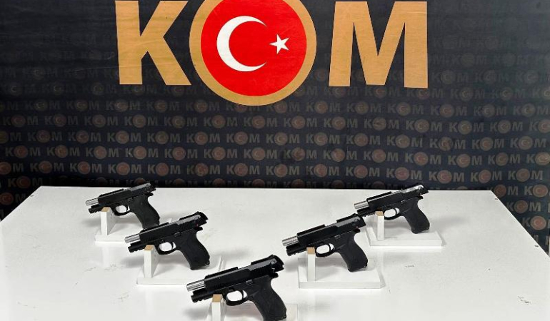 Kızıltepe’de durdurulan araçta, ruhsatsız tabancalar yakalandı