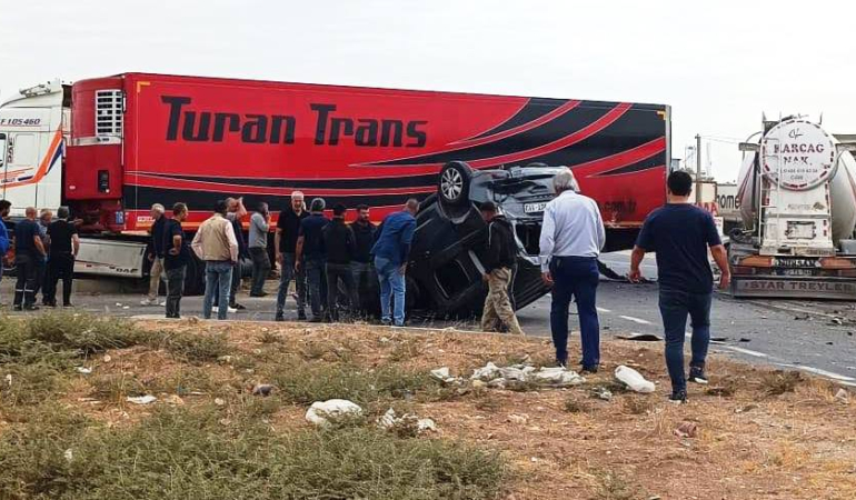 Mardin’de TIR ile hafif ticari araç çarpıştı: 1’i ağır 5 yaralı