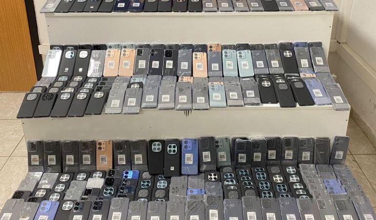 Mardin’de durdurulan araçta 15 milyon lira değerinde telefon ele geçirildi