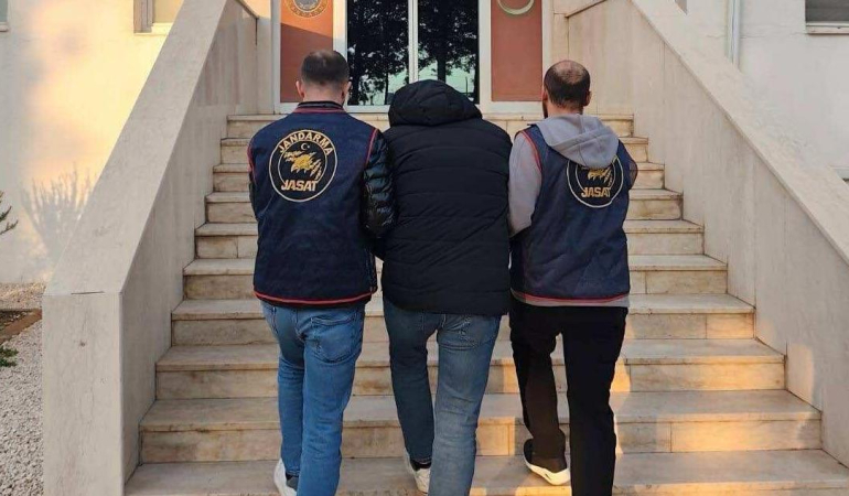 Mardin’de kargo kutusuna muz ve salatalık koyup dolandıran şüpheli yakalandı