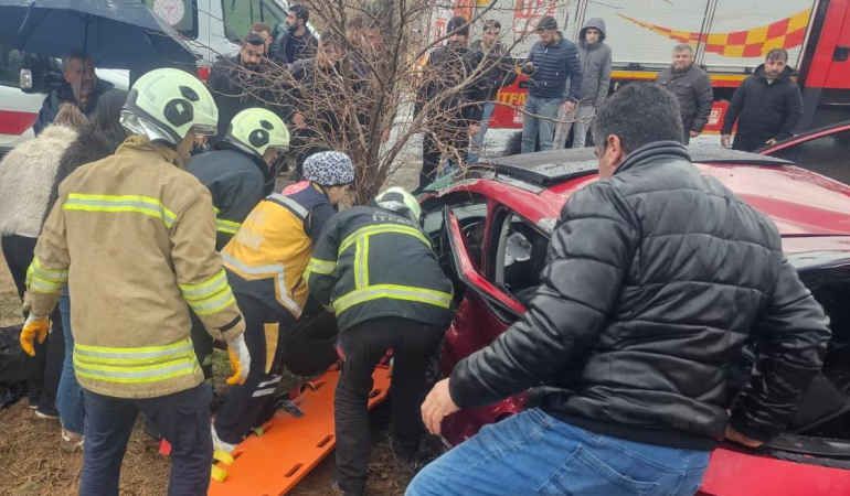 Mardin’de tır ile otomobil çarpıştı: 2 ölü, 2’si ağır 3 yaralı